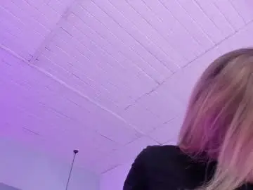 Chaturbate Live Sex Cam of emily_ellen