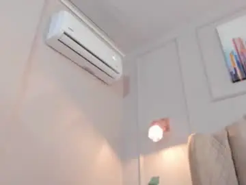 Chaturbate Nude Webcam of mia_kisses2