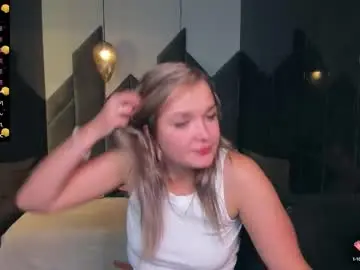 Chaturbate Live Sex Cam of bella_cosmos