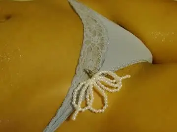 Chaturbate Live Sex Cam of honeygoldenbaddie24