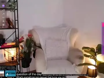 Chaturbate Live Sex Cam of lucylia_