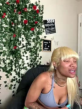 Stripchat Live Sex Cam of butterflybootyy