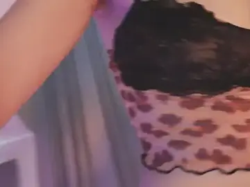 Stripchat Free Porn Cam of hyun_chia