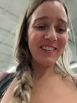 Stripchat Sex Cam of SkyelarSommer
